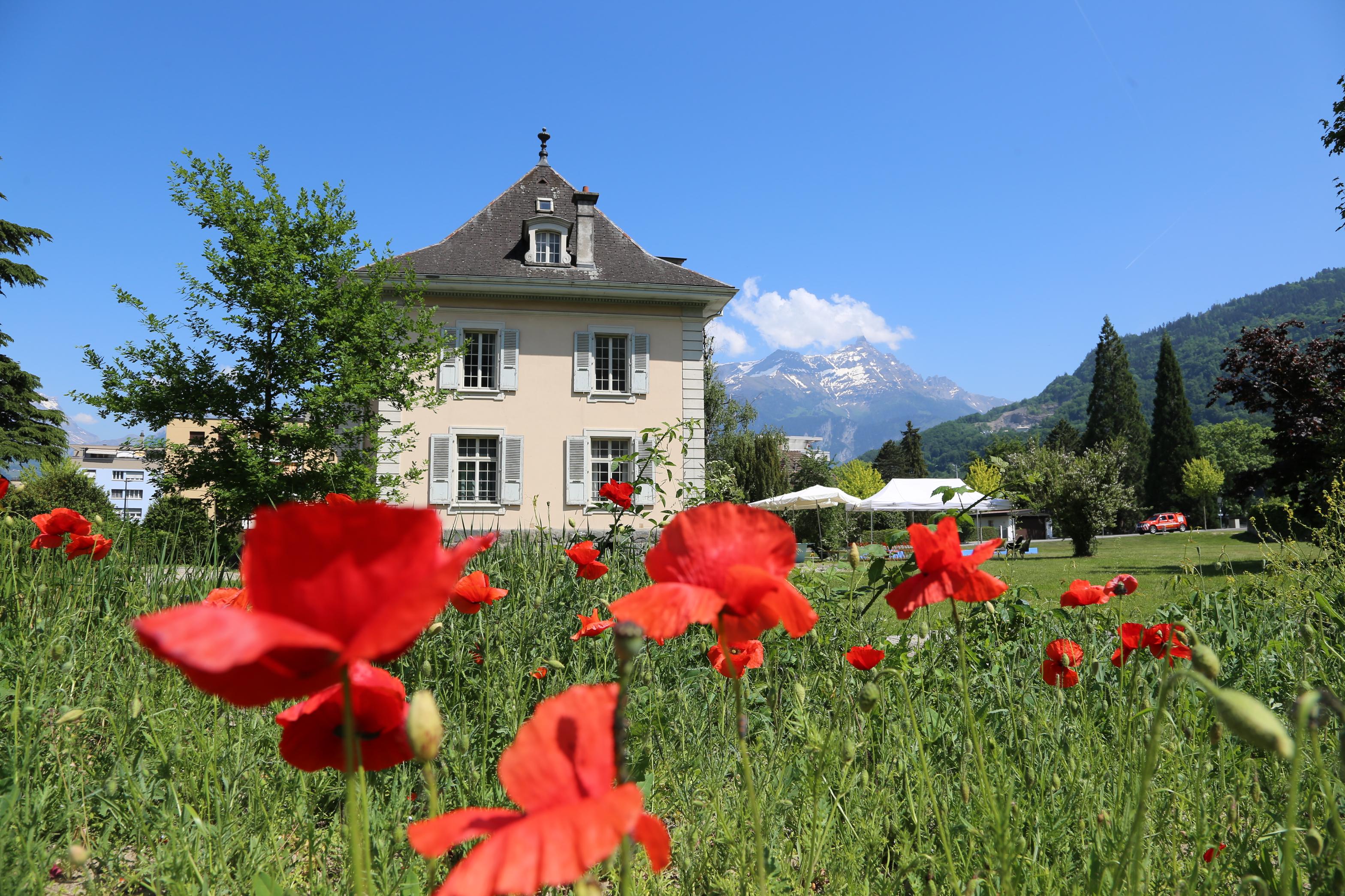 Personnes réunies autour d'une table à La maison blanche.